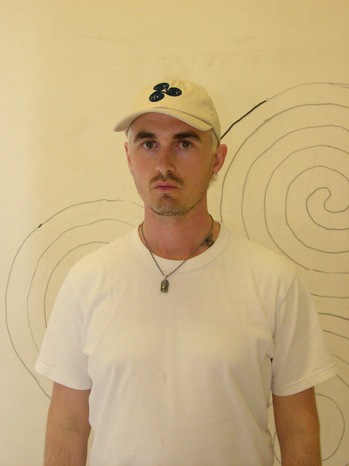 Beige Triskelion Derhúfa