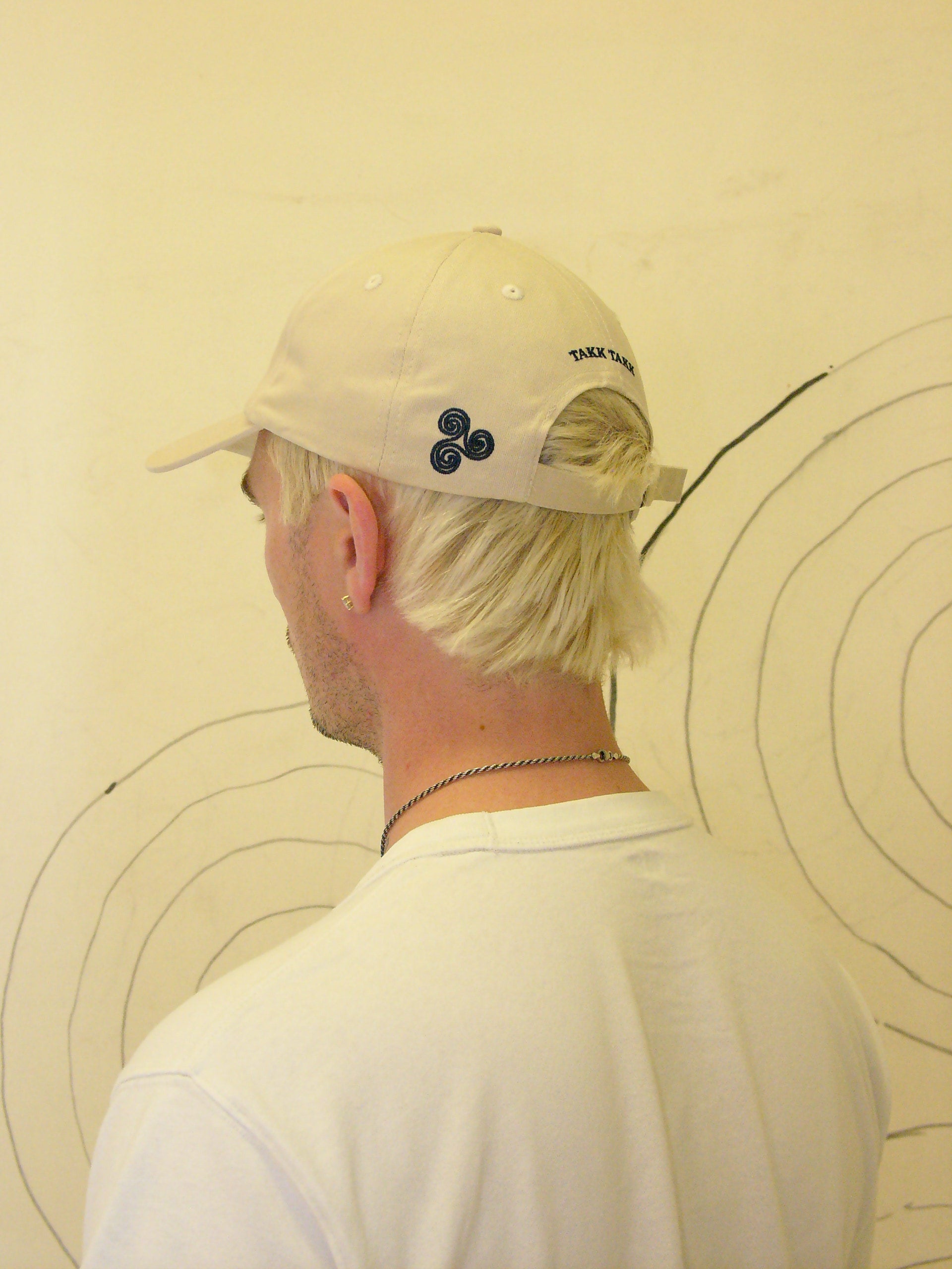 Beige Triskelion Derhúfa